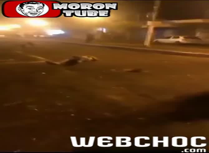 Video :She throws a brick at an assailant's head to knock him unconscious